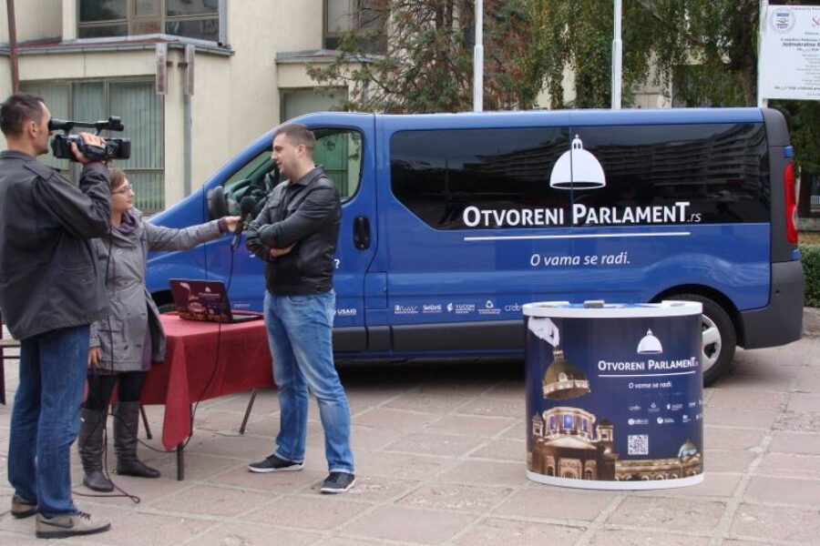 Autobus „Otvoreni parlament“ u Leskovcu i Aleksincu